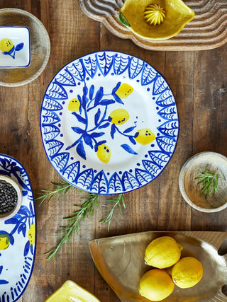 Bord aardewerk blauw maxima 27cm van Bloomingville, toegepast in een sfeervolle interieursetting