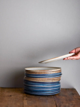 Bord aardewerk blauw Sandrine van Bloomingville, toegepast in een sfeervolle interieursetting