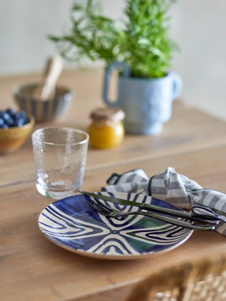 Bord aardewerk blauw Shama 20cm van Bloomingville, toegepast in een sfeervolle interieursetting