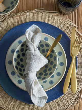 Bord aardewerk blauw Tinni 21cm van Bloomingville, toegepast in een sfeervolle interieursetting