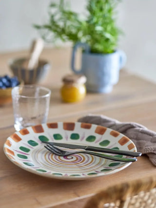Bord aardewerk multi shama 27cm van Bloomingville, toegepast in een sfeervolle interieursetting