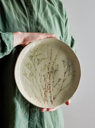 Bord aardewerk nature Bea 27cm van Bloomingville, toegepast in een sfeervolle interieursetting