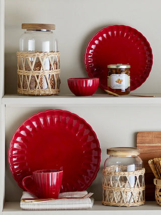 Bord aardewerk rood Latina 20cm van Bloomingville, in een gestileerde productopstelling