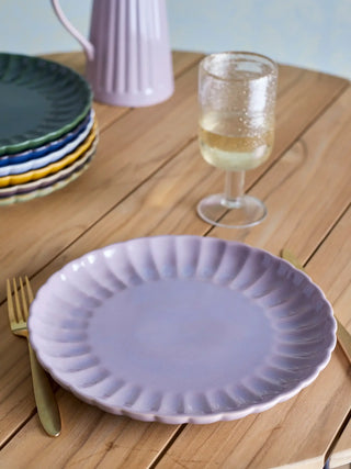 Bord aardewerk rose Latina 27cm van Bloomingville, in een gestileerde productopstelling