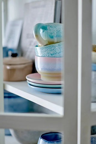 Bord aardewerk roze Safie 15cm van Bloomingville, toegepast in een sfeervolle interieursetting