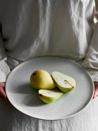 Bord aardewerk wit Addison 26cm van Bloomingville, toegepast in een sfeervolle interieursetting