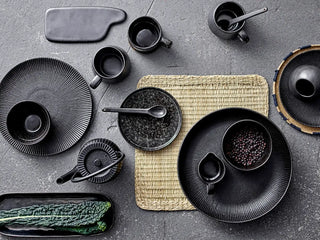 Bord aardewerk zwart Neri 18cm van Bloomingville, aan de achterzijde met afwerking zichtbaar