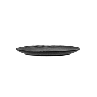 Bord aardewerk zwart Neri 23cm van Bloomingville, met materiaal en structuur van dichtbij zichtbaar