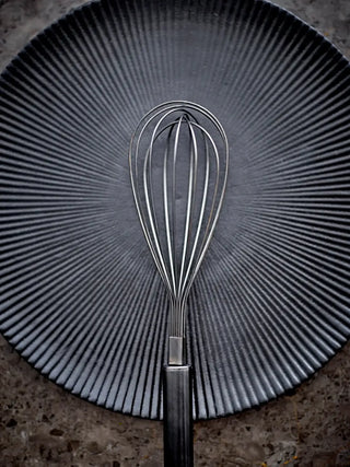 Bord aardewerk zwart Neri 23cm van Bloomingville, in een gestileerde detailopstelling