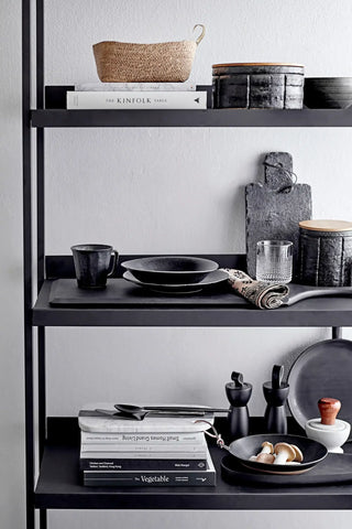 Bord porselein zwart Yoko 24cm - set van 4 van Bloomingville, toegepast in een sfeervolle interieursetting