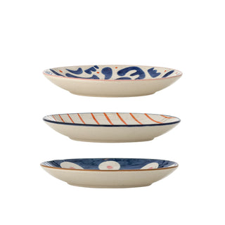 Bordenset aardewerk blauw Eviaya Ø16 cm - set van 3 van Bloomingville, schuin bekeken met vorm en afwerking zichtbaar
