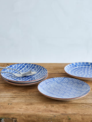 Bordenset blauw Karine Ø20 cm - set van 4 van Bloomingville, toegepast in een sfeervolle interieursetting