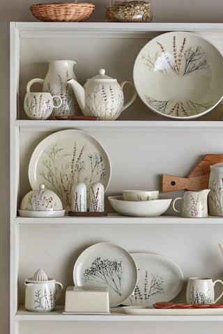 Botervloot aardewerk nature Bea van Bloomingville, toegepast in een sfeervolle interieursetting
