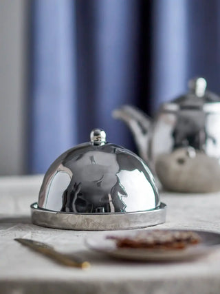 Botervloot aardewerk zilver Shine 16cm van Bloomingville, toegepast in een sfeervolle interieursetting