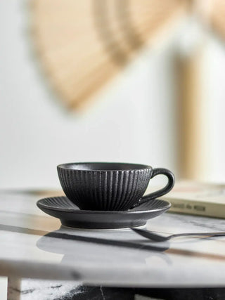 Cappuccino kop met schotel zwart Neri van Bloomingville, in een gestileerde detailopstelling