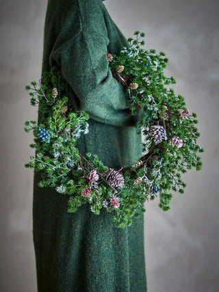 Cederkrans groen 50cm van Bloomingville, toegepast in een sfeervolle interieursetting