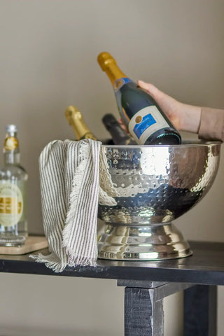 Champagne koeler rvs zilver Kaluka 37cm van Bloomingville, toegepast in een sfeervolle interieursetting