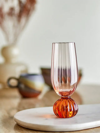 Champagneglas roze Taurin van Bloomingville, in een gestileerde detailopstelling