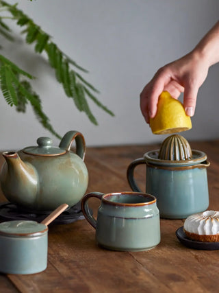 Citruspers aardewerk groen Pixie van Bloomingville, toegepast in een sfeervolle interieursetting