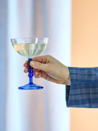 Cocktailglas glas blauw Noemi van Bloomingville, toegepast in een sfeervolle interieursetting