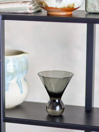 Cocktailglas glas grijs Corliss - set van 4 van Bloomingville, toegepast in een sfeervolle interieursetting
