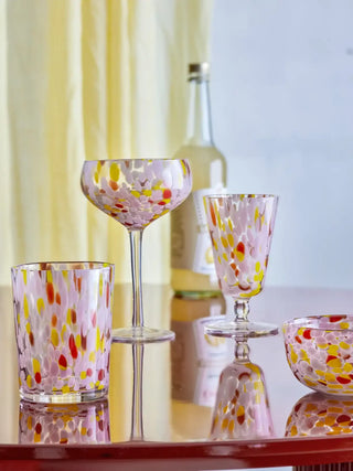 Cocktailglas glas roze Lilya van Bloomingville, in een gestileerde detailopstelling