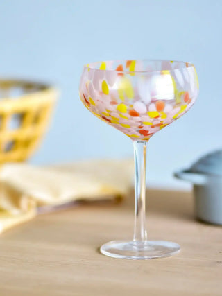 Cocktailglas glas roze Lilya van Bloomingville, toegepast in een sfeervolle interieursetting