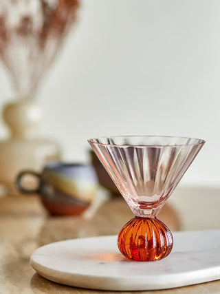 Cocktailglas glas roze taurin van Bloomingville, in een gestileerde detailopstelling