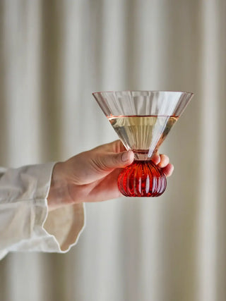 Cocktailglas glas roze taurin van Bloomingville, toegepast in een sfeervolle interieursetting