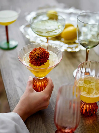 Cocktailglas glas roze taurin van Bloomingville, in een gestileerde productopstelling