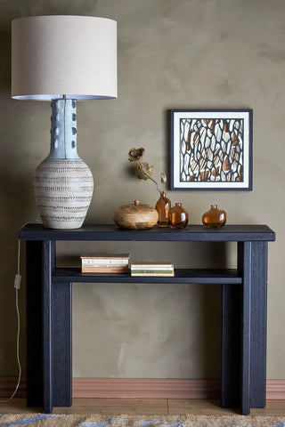 Console tafel hout zwart 110cm van Bloomingville, toegepast in een sfeervolle interieursetting