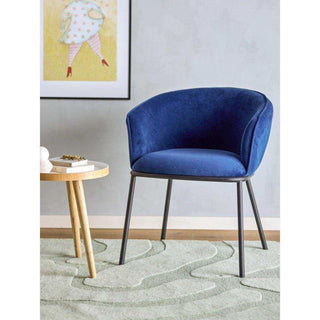 Cortone eetkamerstoel blauw van Bloomingville, schuin van voren met vorm en constructie zichtbaar