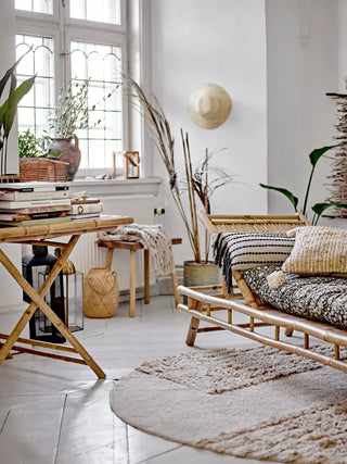 Daybed bamboe nature Sole van Bloomingville, van opzij met verhoudingen en constructie zichtbaar