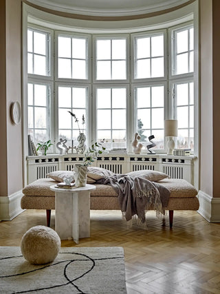 Daybed polyester nature Pione van Bloomingville, toegepast in een sfeervolle interieursetting