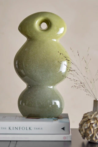 Decobeeld aardewerk groen Kaui 33cm van Bloomingville, toegepast in een sfeervolle interieursetting