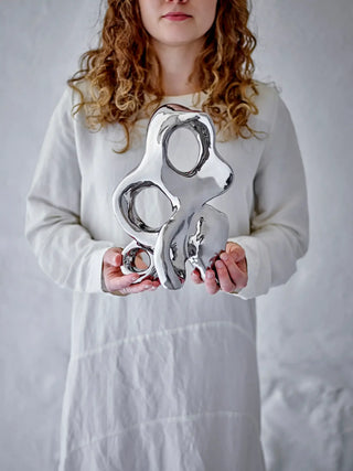 Decobeeld aardewerk zilver Vinini 27cm van Bloomingville, toegepast in een sfeervolle interieursetting