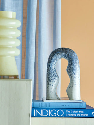 Decoratie aardewerk blauw Gate Deco van Bloomingville, toegepast in een sfeervolle interieursetting