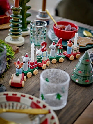 Decoratie hout rood Junaid van Bloomingville, toegepast in een sfeervolle interieursetting