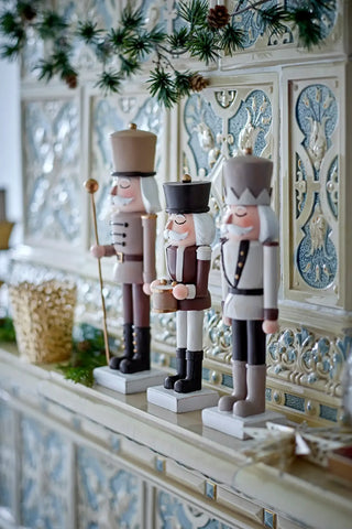 Decoratie polyresin bruin Darryl Deco - set van 3 van Bloomingville, toegepast in een sfeervolle interieursetting