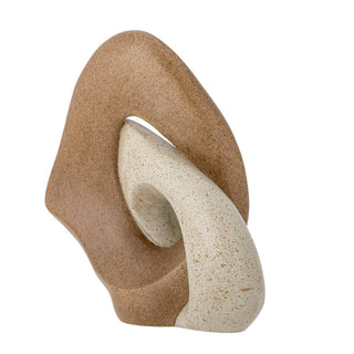Decoratiebeeld polyresin bruin Esad 21cm van Bloomingville, met stof en structuur van dichtbij zichtbaar