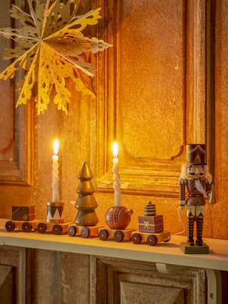 Decoratieve kersttrein multicolor Vadim van Bloomingville, toegepast in een sfeervolle interieursetting