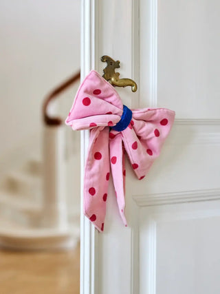 Decorstrik katoen roze Ruby 40cm van Bloomingville, hangend aan een deurklink in een licht interieur