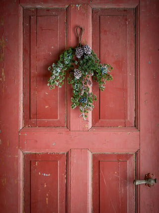 Deurdecoratie kunstbloemen groen Cedar Deco van Bloomingville, in een gestileerde detailopstelling