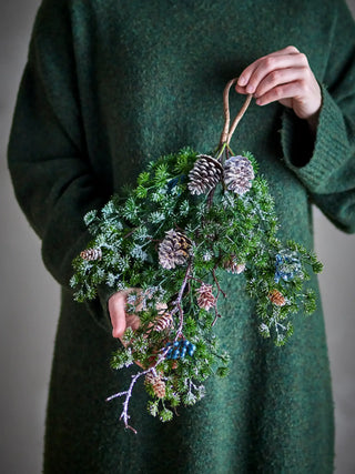 Deurdecoratie kunstbloemen groen Cedar Deco van Bloomingville, toegepast in een sfeervolle interieursetting