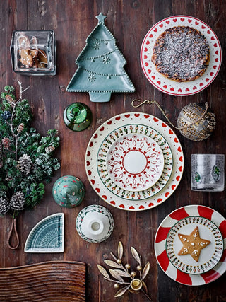Deurdecoratie kunstbloemen groen Cedar Deco van Bloomingville, in een gestileerde productopstelling