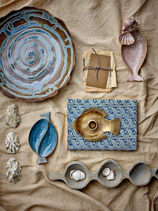 Dienblad aardewerk blauw Marjorie 29cm van Bloomingville, in een gestileerde productopstelling