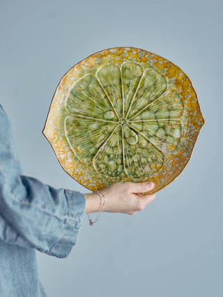 Dienblad aardewerk groen Milani 30cm van Bloomingville, toegepast in een sfeervolle interieursetting