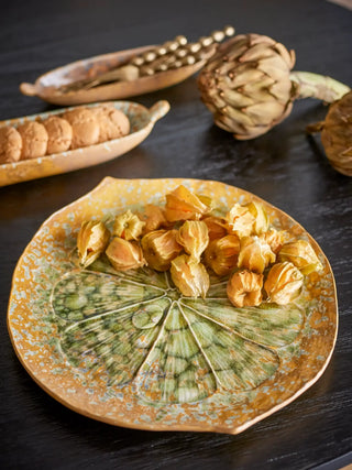 Dienblad aardewerk groen Milani 30cm van Bloomingville, in een gestileerde productopstelling