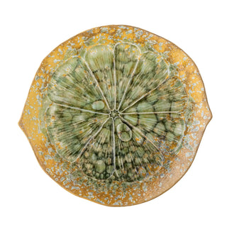 Dienblad aardewerk groen Milani 30cm van Bloomingville, geplaatst in een ruimtelijke woonomgeving