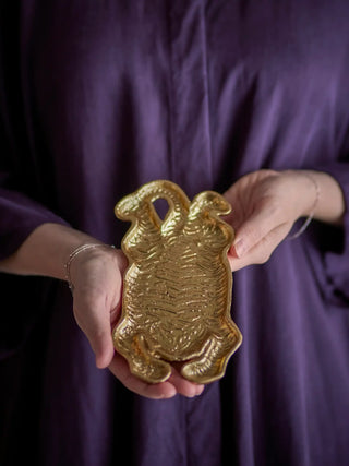 Dienblad gietijzer goud Lester 19cm van Bloomingville, aan de achterzijde met afwerking zichtbaar